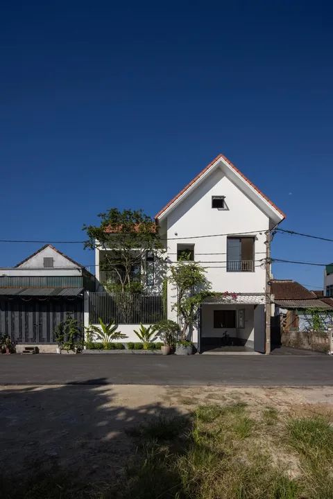 Nhà Bông Sắn trong bối cảnh khu đất
