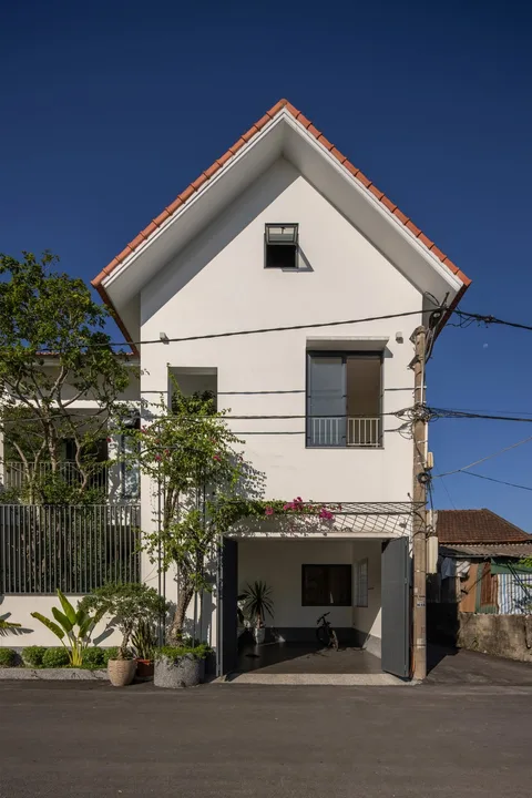 Nhà Bông Sắn trong bối cảnh khu đất