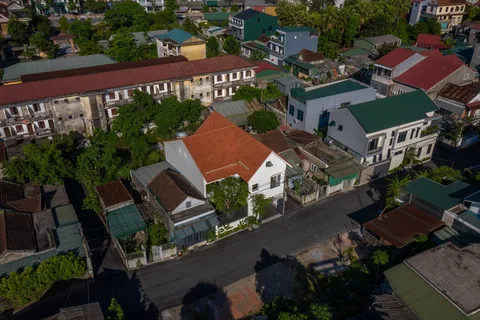 Nhà Bông Sắn trong bối cảnh khu đất