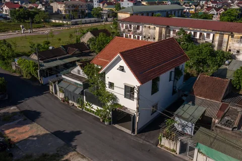 Ngoại thất và hàng hiên lúc chiều tối — Nhà Bông Sắn
