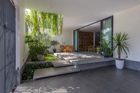 Mái nhà, hàng hiên và sân vườn — Nhà Bông Sắn