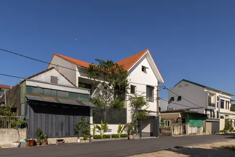Ngoại thất và hàng hiên lúc chiều tối — Nhà Bông Sắn
