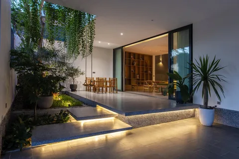 Mái nhà, hàng hiên và sân vườn — Nhà Bông Sắn
