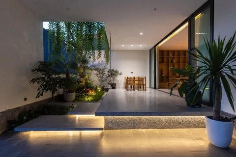 Mái nhà, hàng hiên và sân vườn — Nhà Bông Sắn