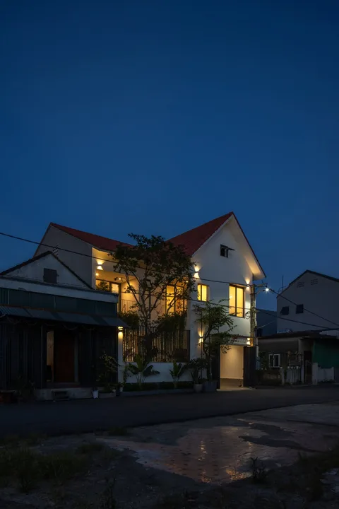 Ngoại thất và hàng hiên lúc chiều tối — Nhà Bông Sắn