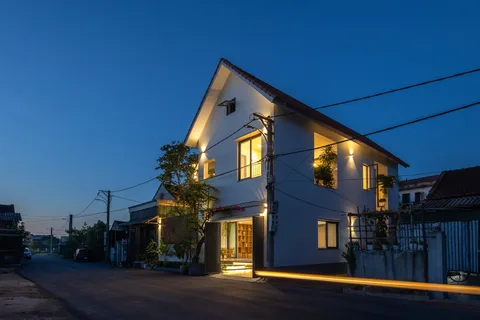 Ngoại thất và hàng hiên lúc chiều tối — Nhà Bông Sắn