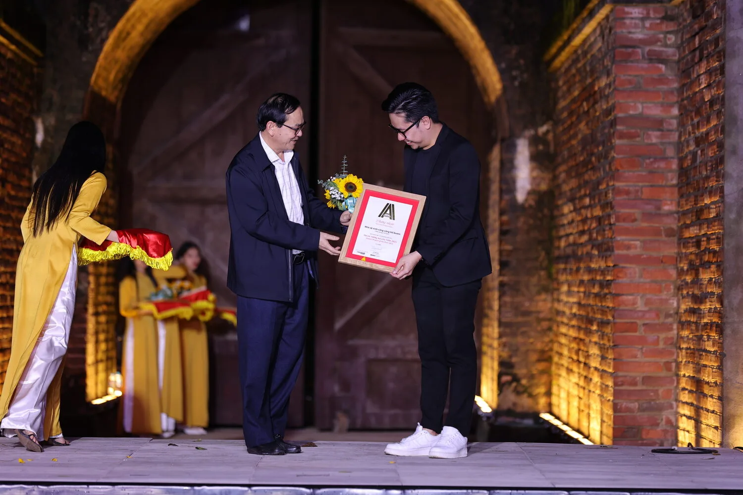 Certificate presentation at Ashui Awards 2023