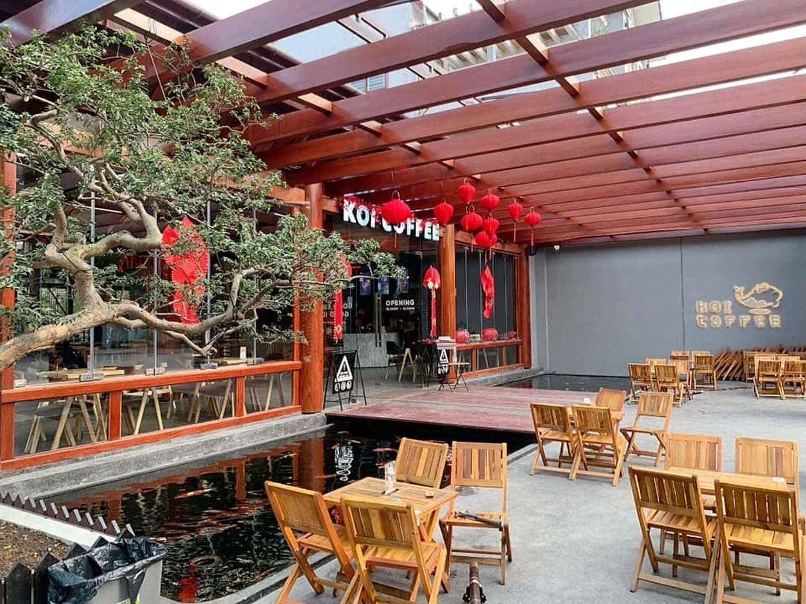 Indoor seating — wooden tables, red lanterns