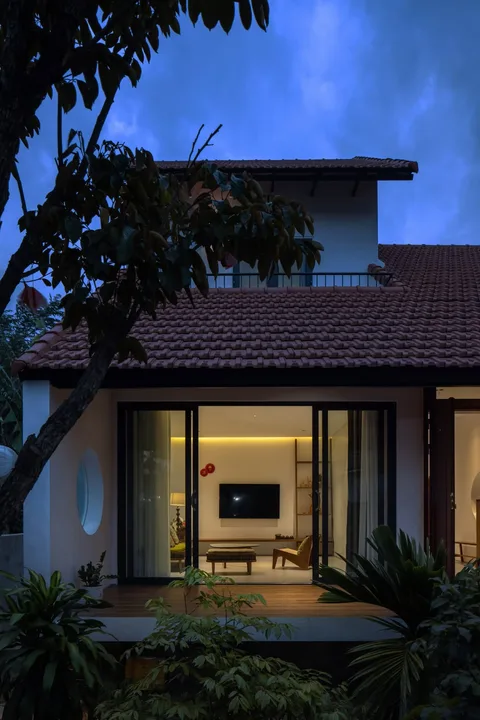 Exterior and veranda at dusk — Nic_House