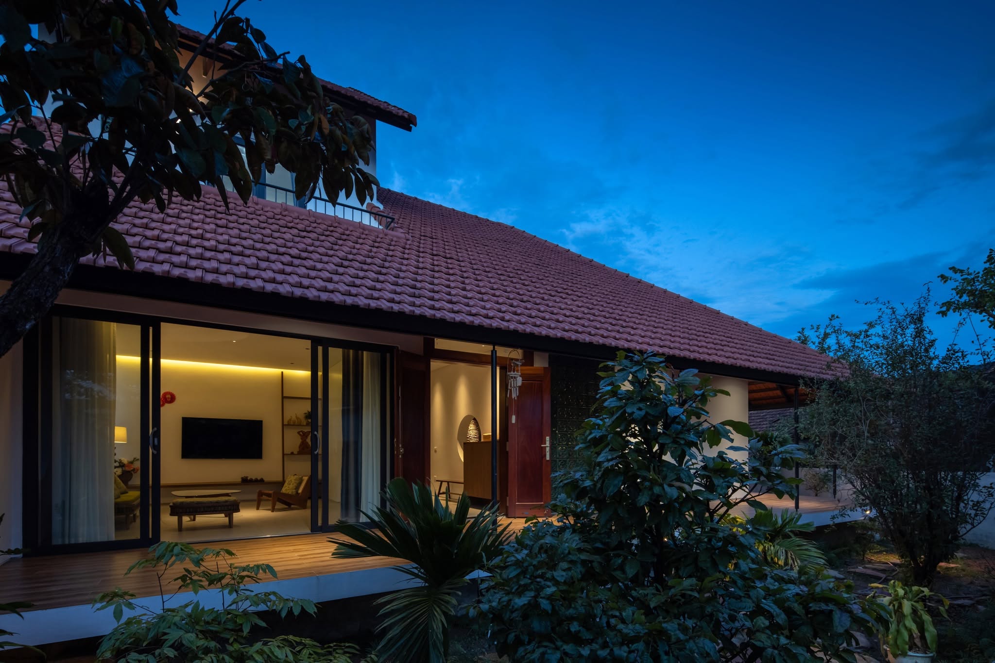 Exterior and veranda at dusk — Nic_House