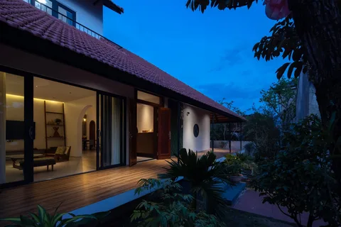 Exterior and veranda at dusk — Nic_House