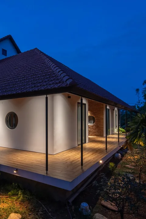 Exterior and veranda at dusk — Nic_House