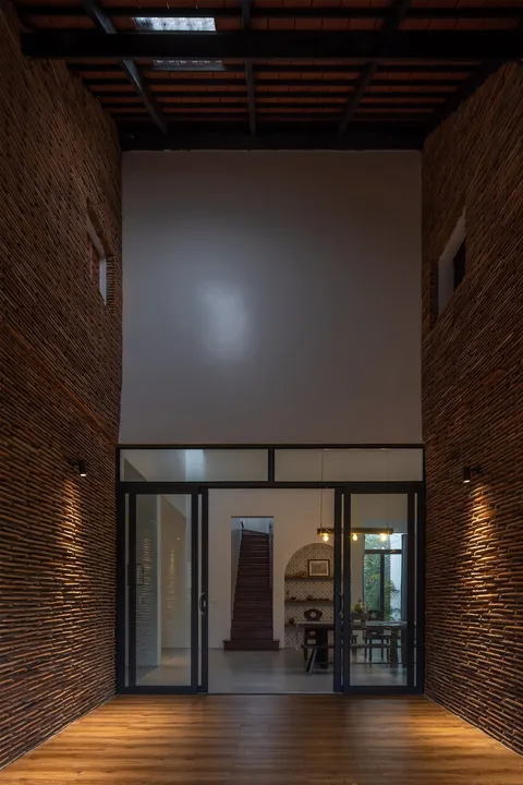 Interior space and architectural details — Nic_House