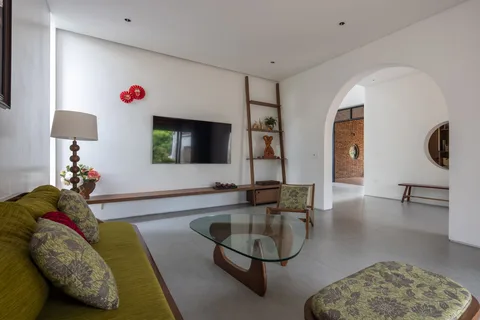 Interior space and architectural details — Nic_House