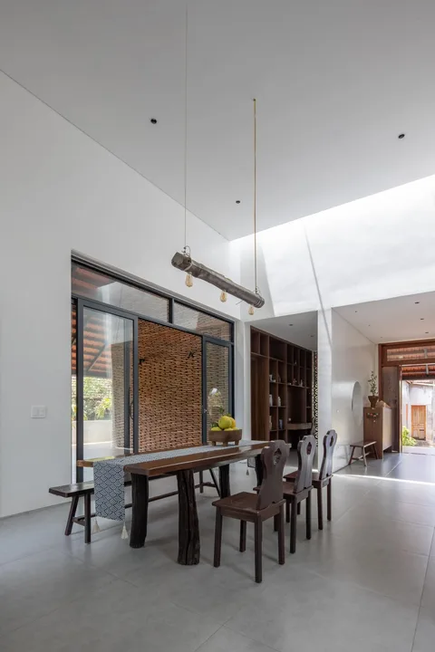Interior space and architectural details — Nic_House