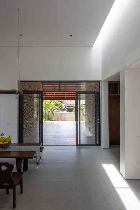 Interior space and architectural details — Nic_House