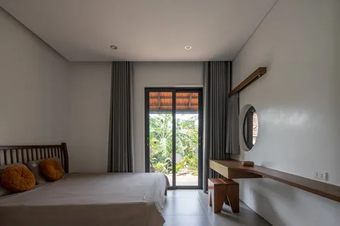 Interior space and architectural details — Nic_House