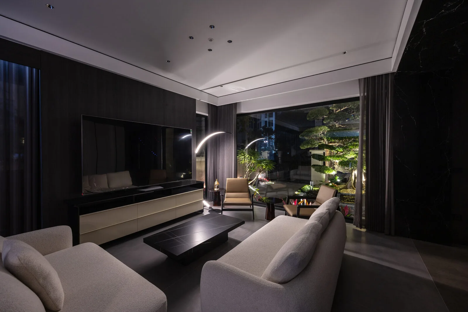 A sculptural floor lamp as the living-room focal point