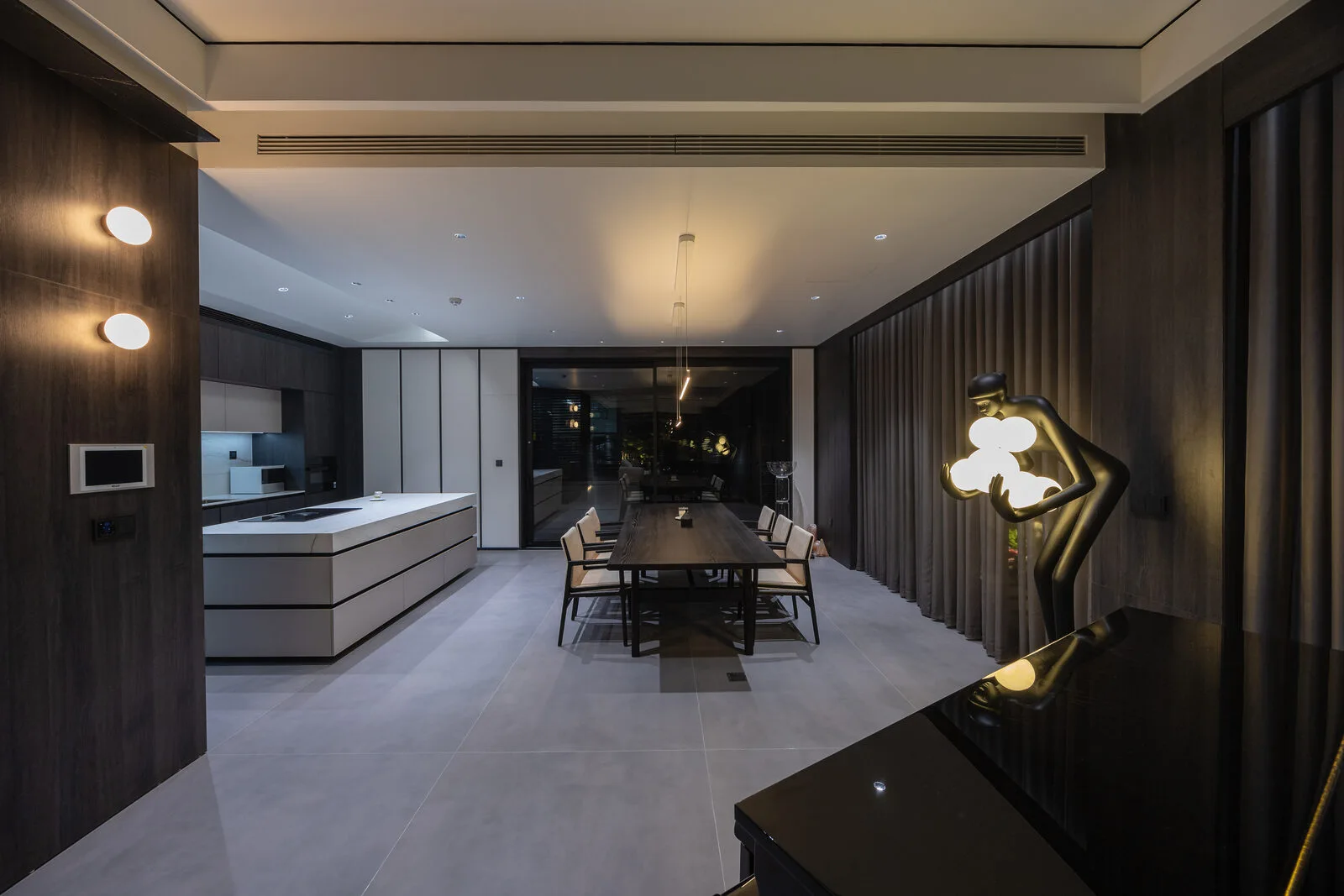 An artistic pendant over the living axis
