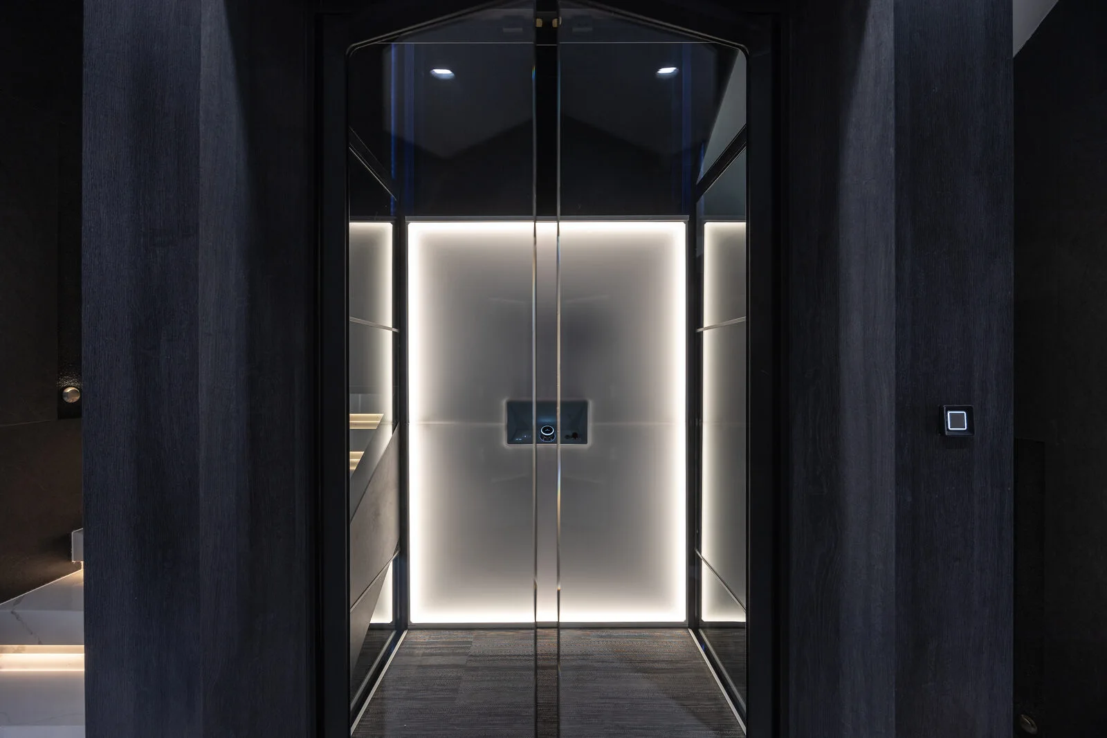 A display cabinet with edge lighting