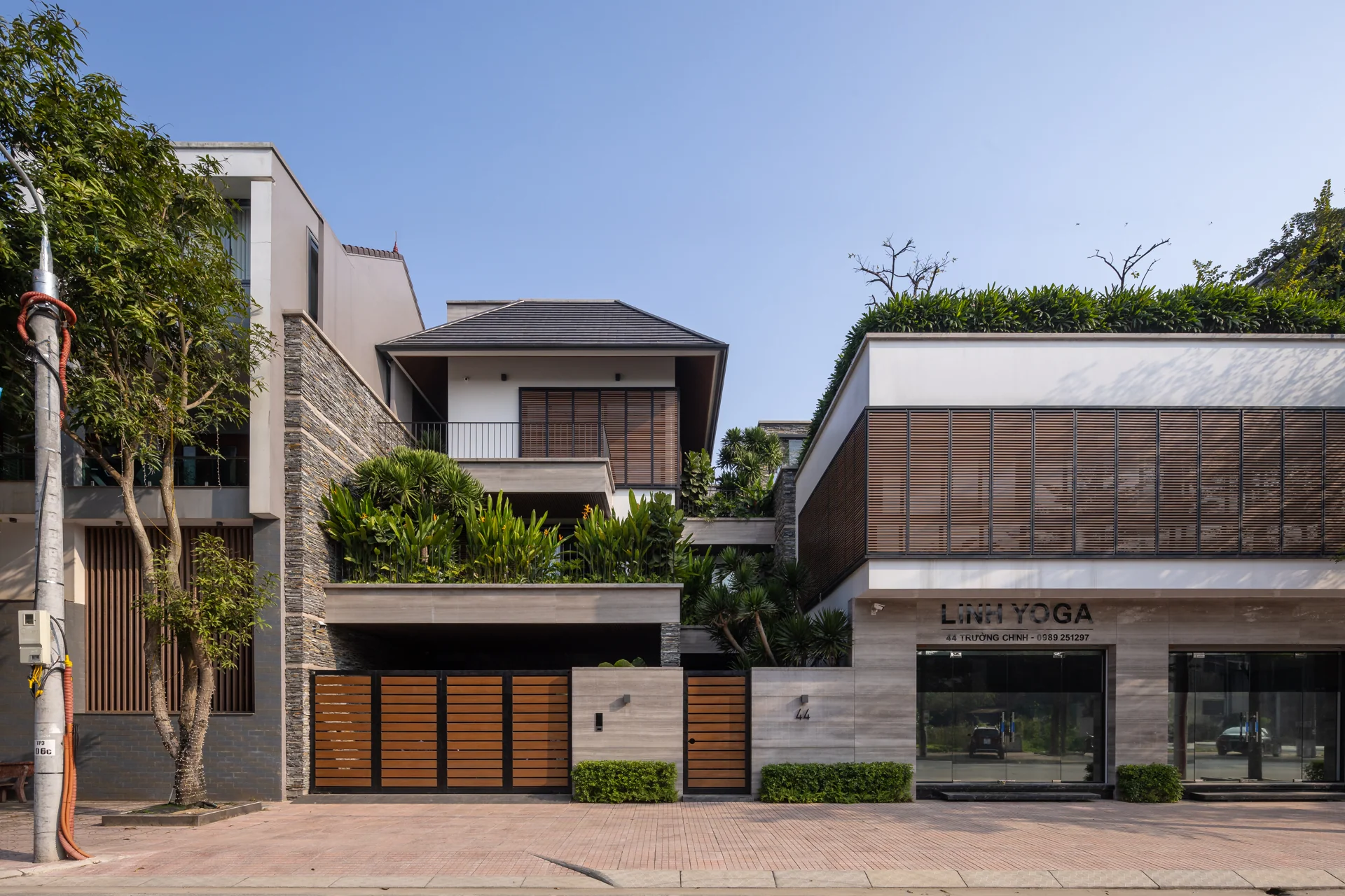 Mặt đứng Villa 44 ban ngày — Villa 44
