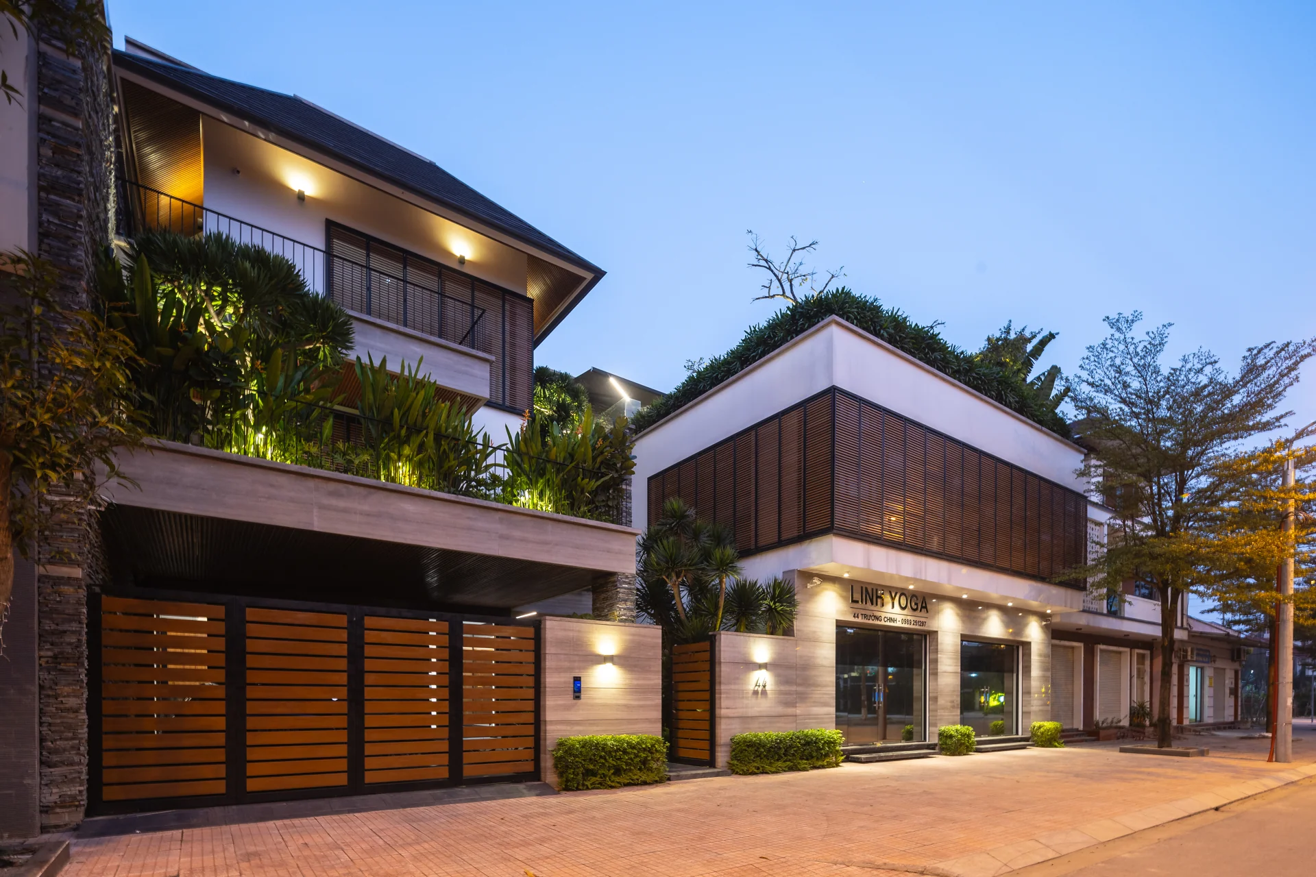 Ánh sáng trên các lớp hiên và cây xanh — Villa 44