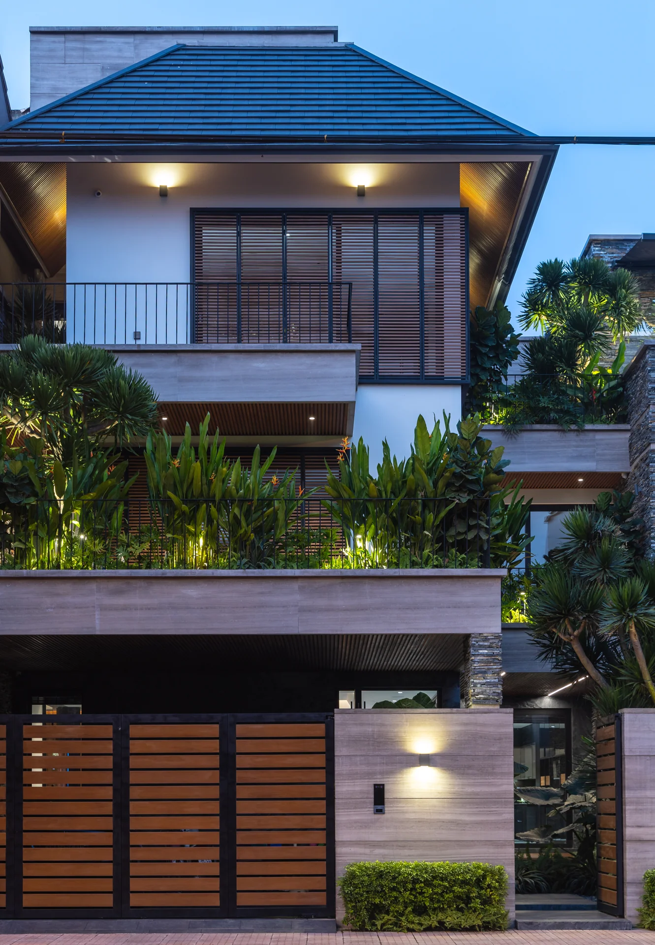 Cổng vào và ban công lúc chiều tối — Villa 44