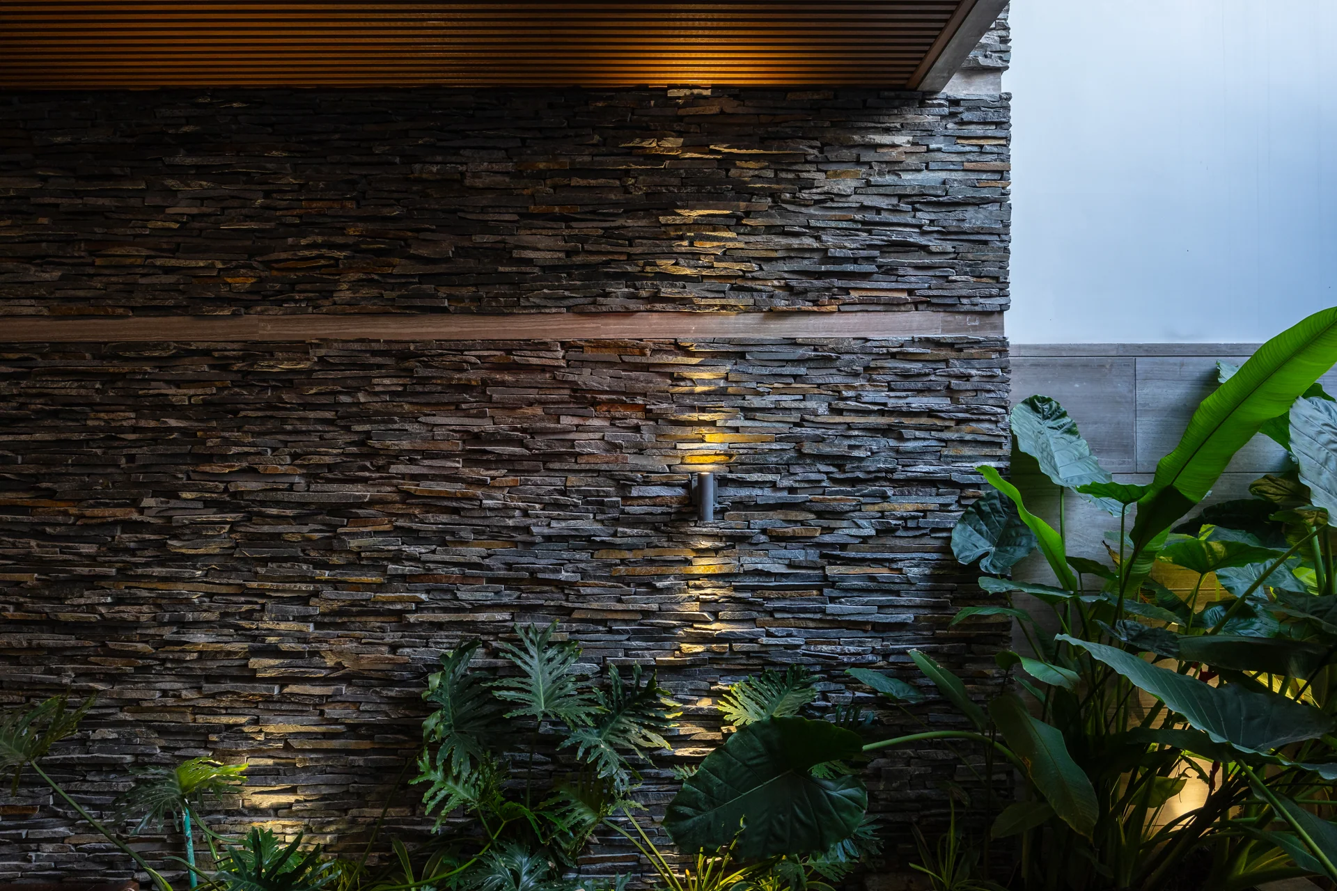 Ánh sáng trên bề mặt tường đá — Villa 44