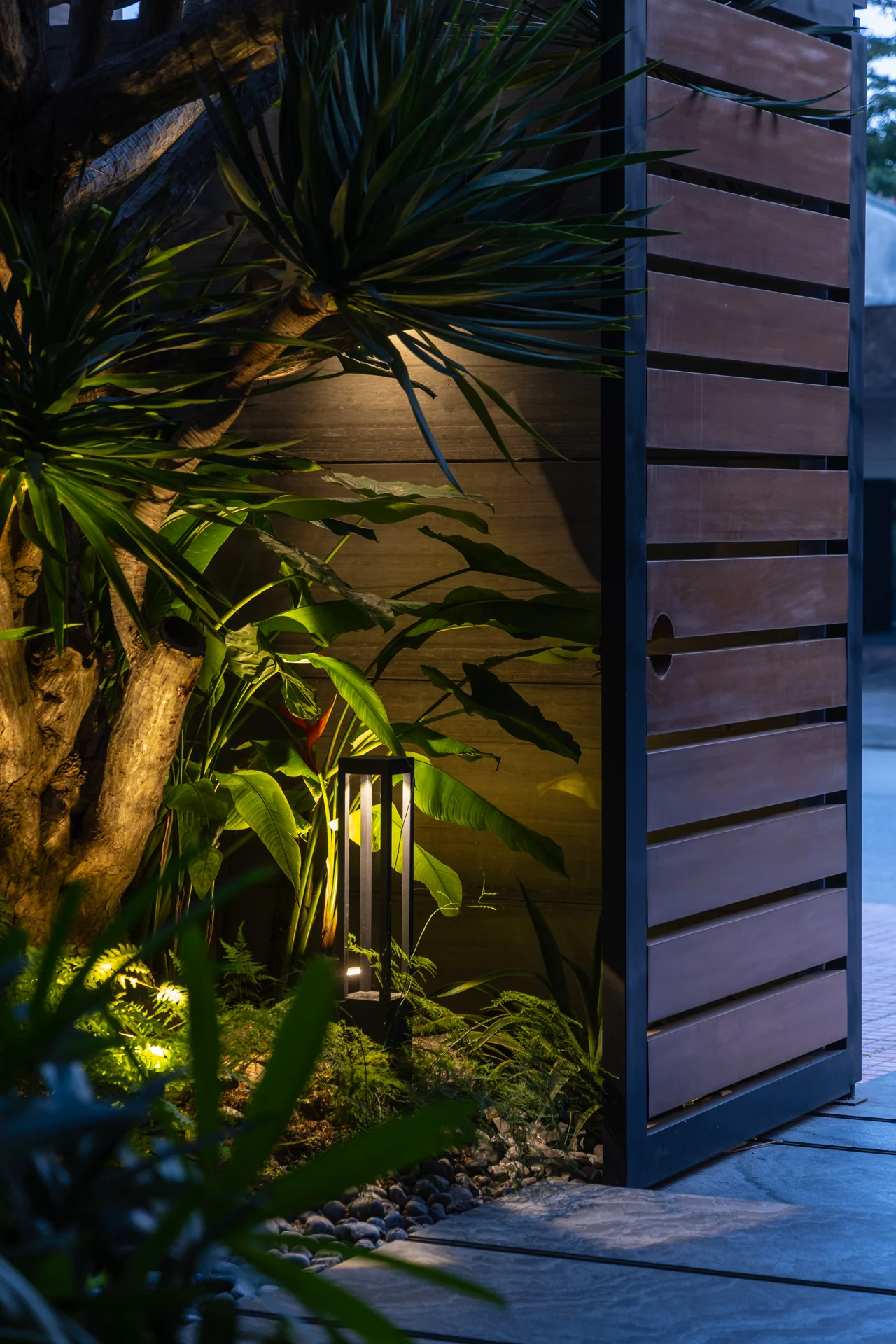 Chiếu sáng cây xanh bên lối đi — Villa 44