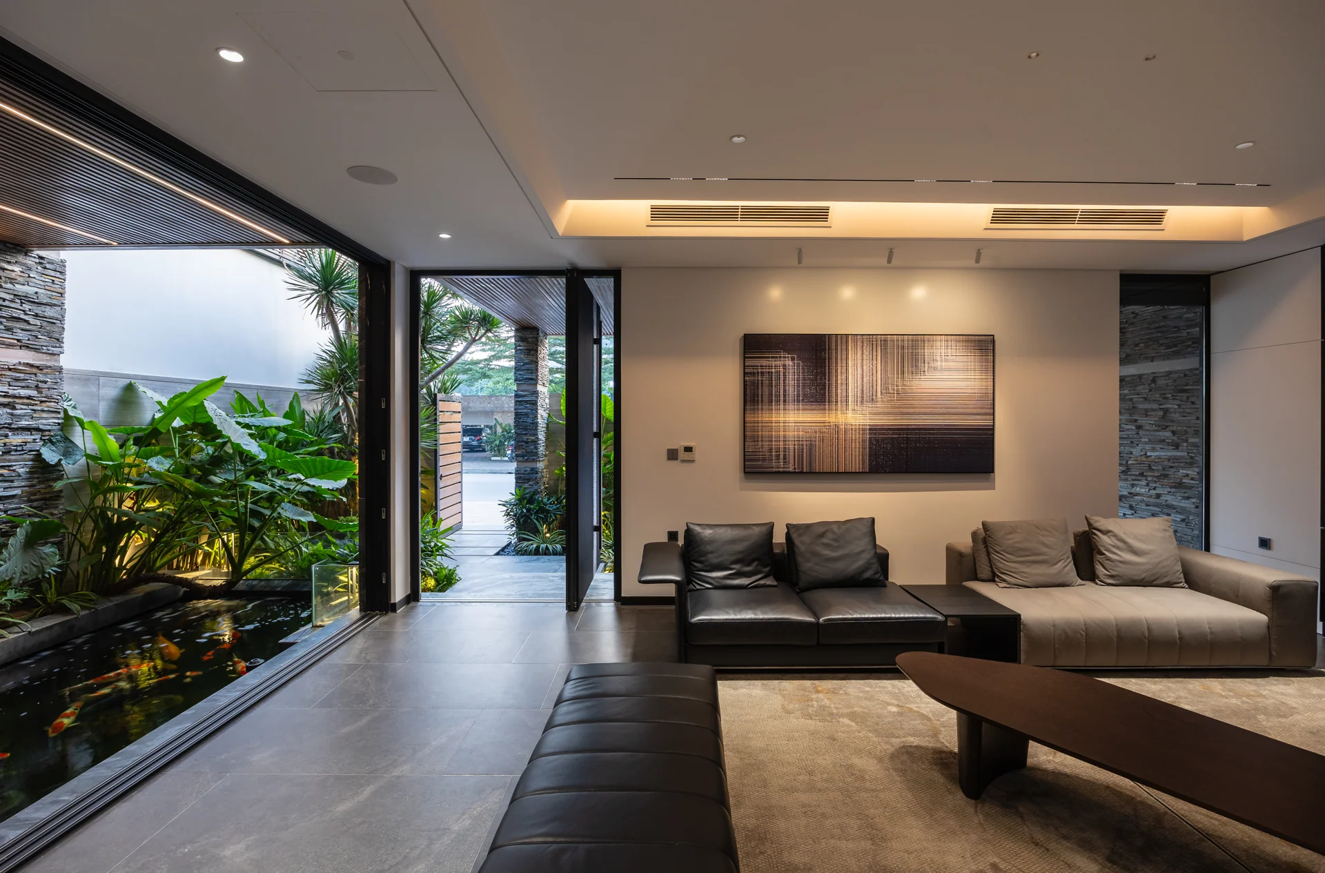 Phòng khách mở về khoảng xanh — Villa 44