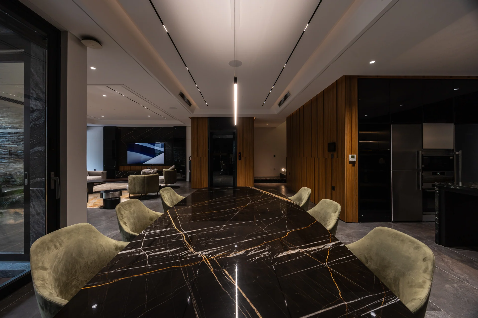 Bàn ăn giữa không gian sinh hoạt — Villa 44