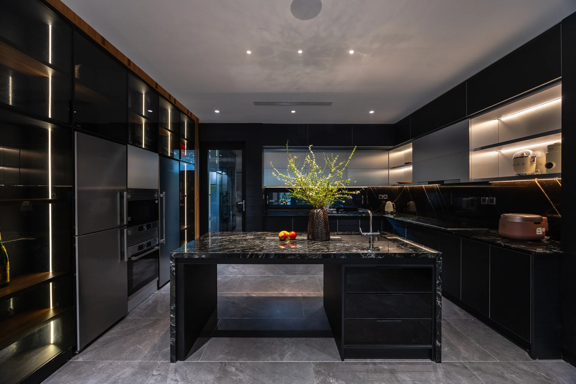 Đảo bếp và ánh sáng trên bề mặt đá — Villa 44