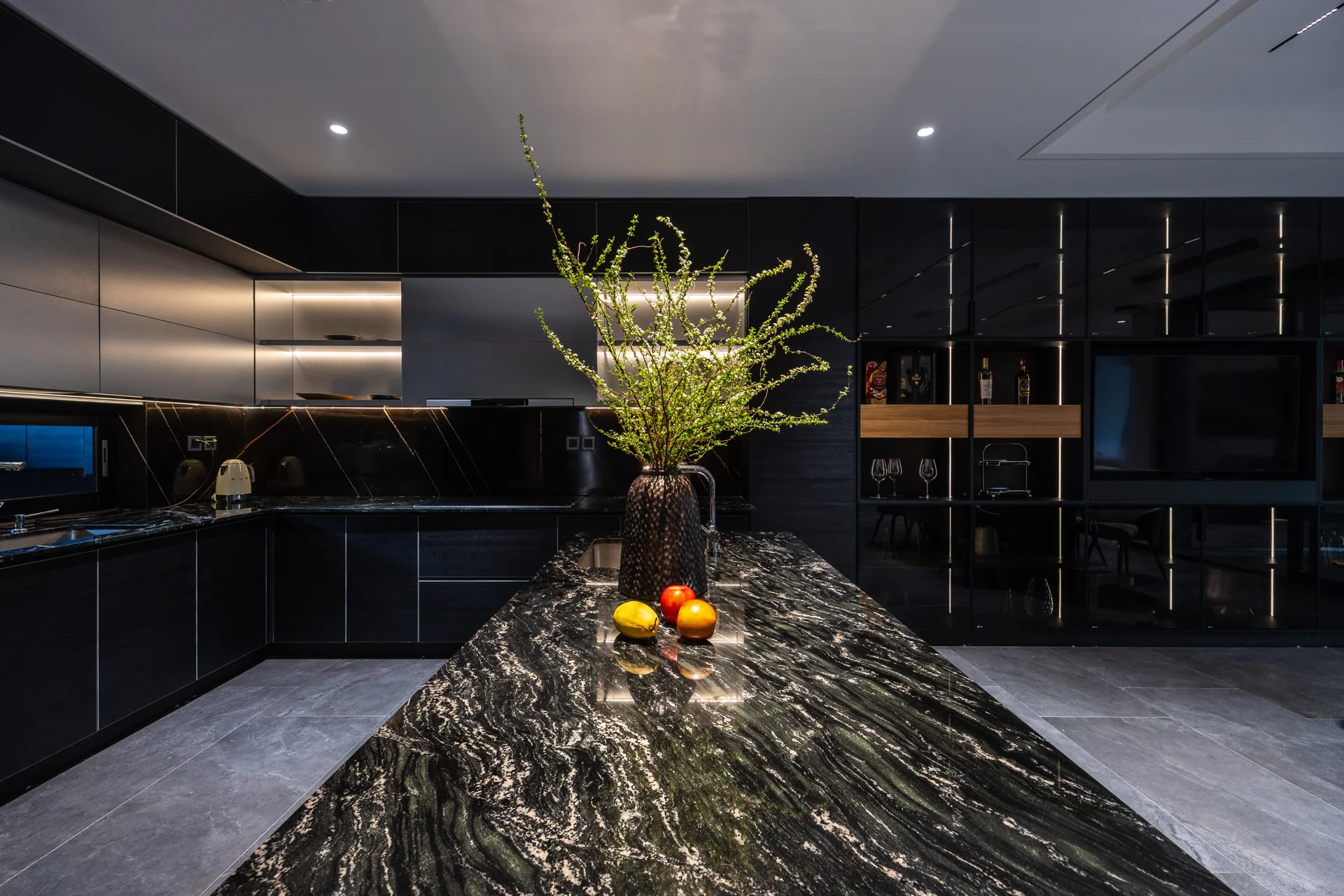 Không gian bếp nhìn qua đảo đá — Villa 44
