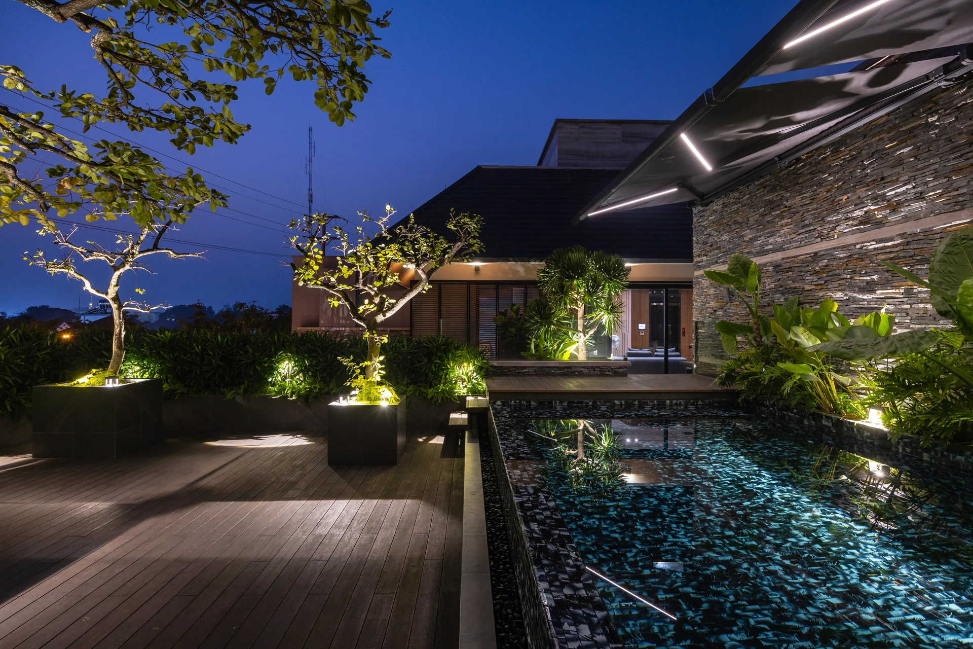 Sân trên cao và hồ bơi về đêm — Villa 44