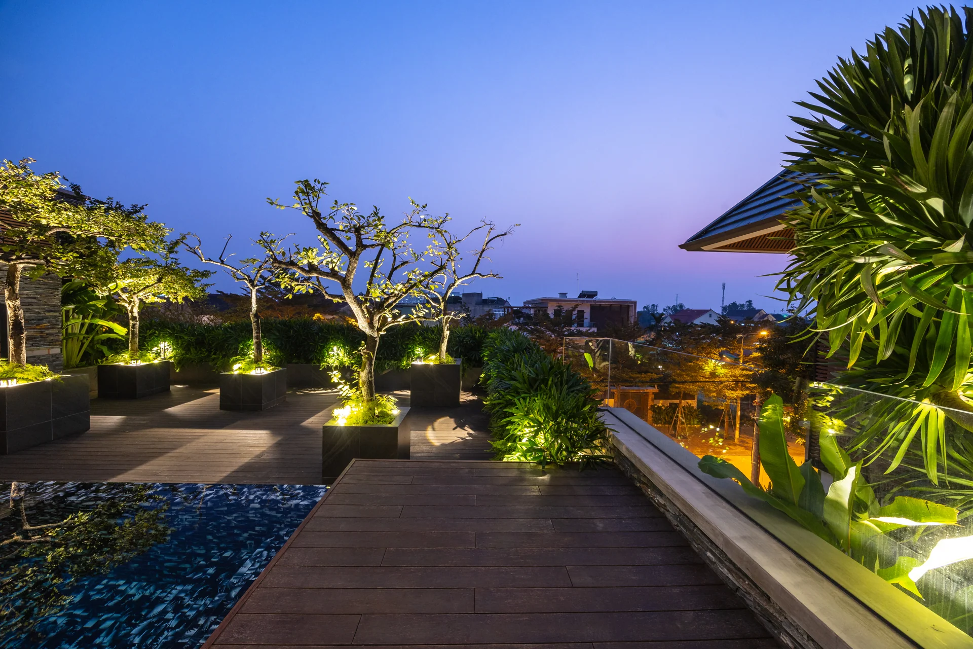 Lối dạo trên sân lúc chiều tối — Villa 44