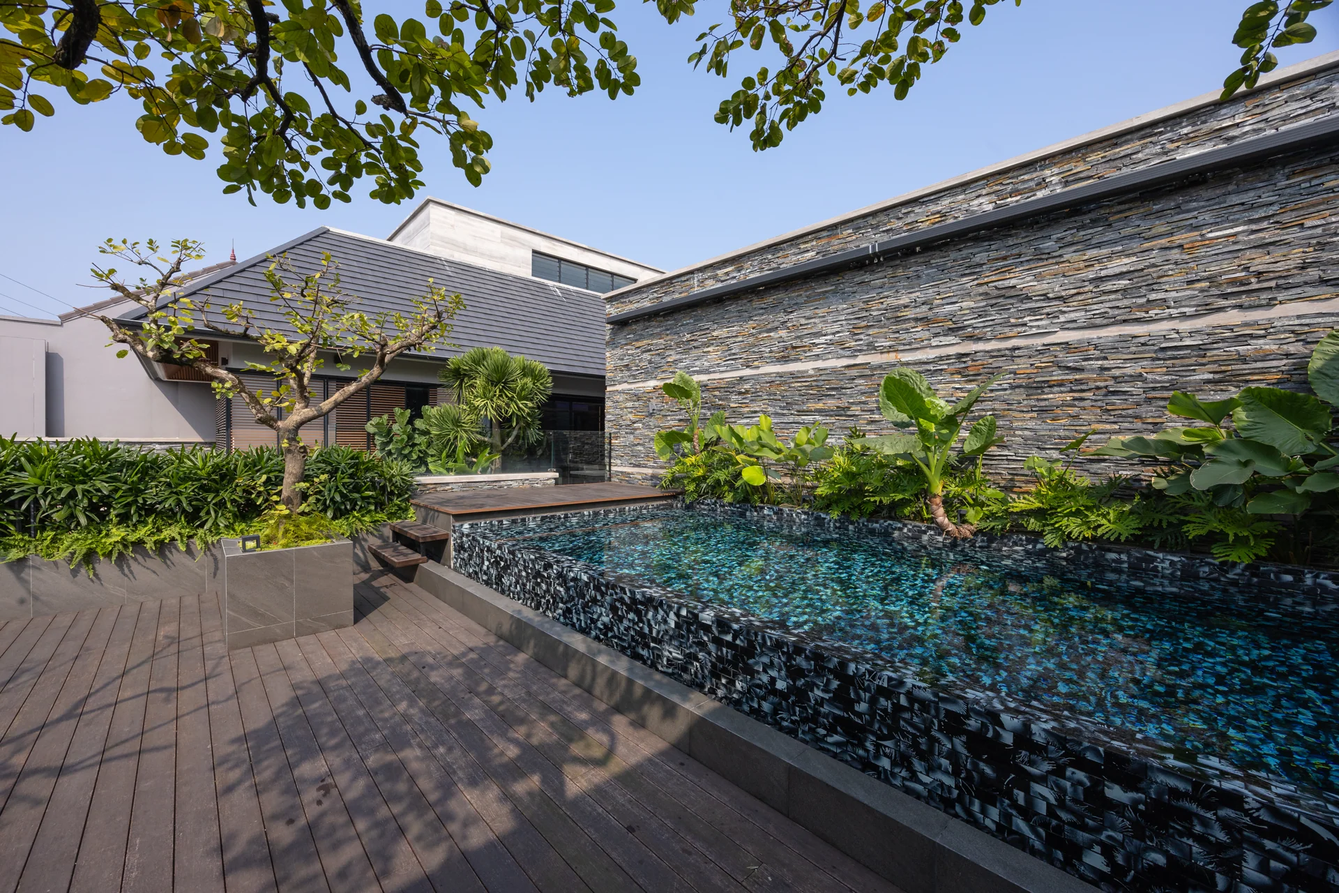 Sân và hồ bơi trong ánh sáng ban ngày — Villa 44
