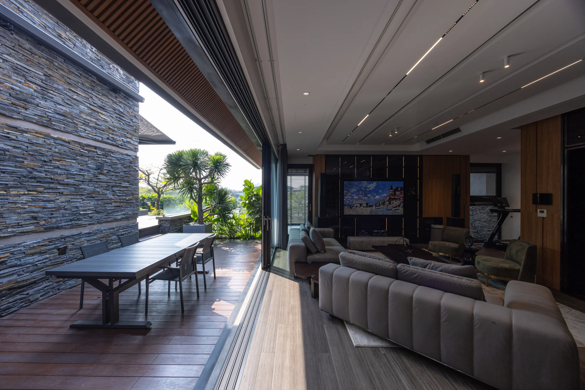 Phòng khách nối với sân ngoài trời — Villa 44
