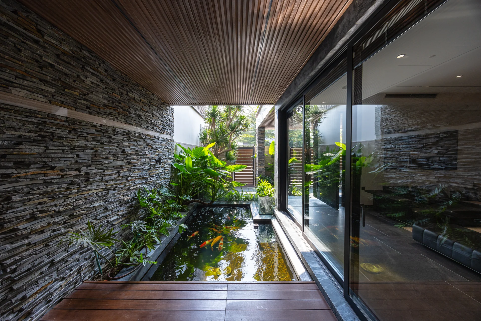 Hành lang bên mặt nước và cây xanh — Villa 44