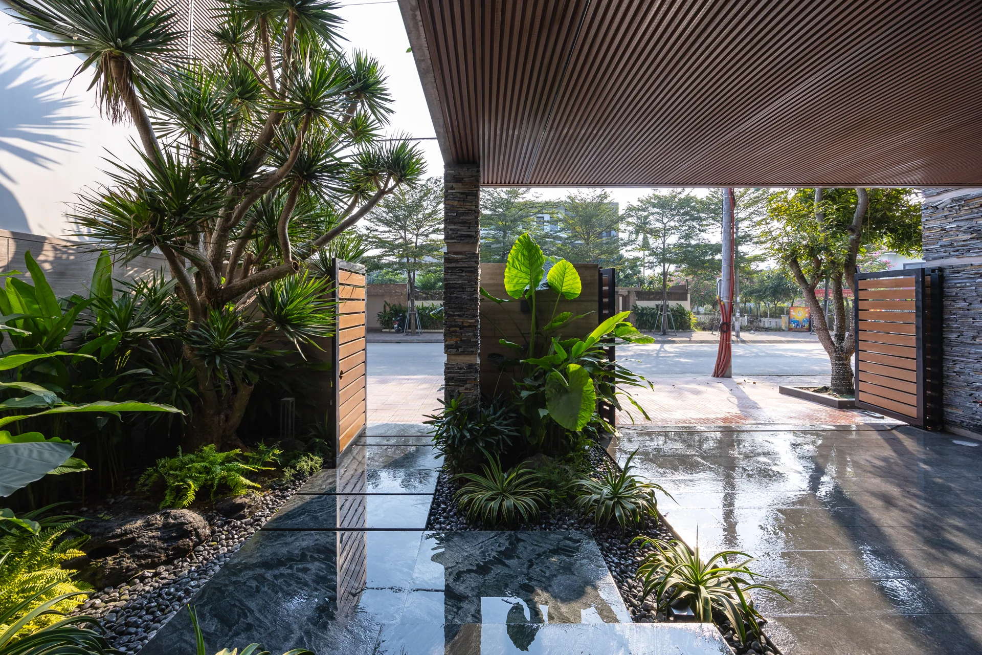 Khoảng xanh và mặt nước giữa các không gian — Villa 44