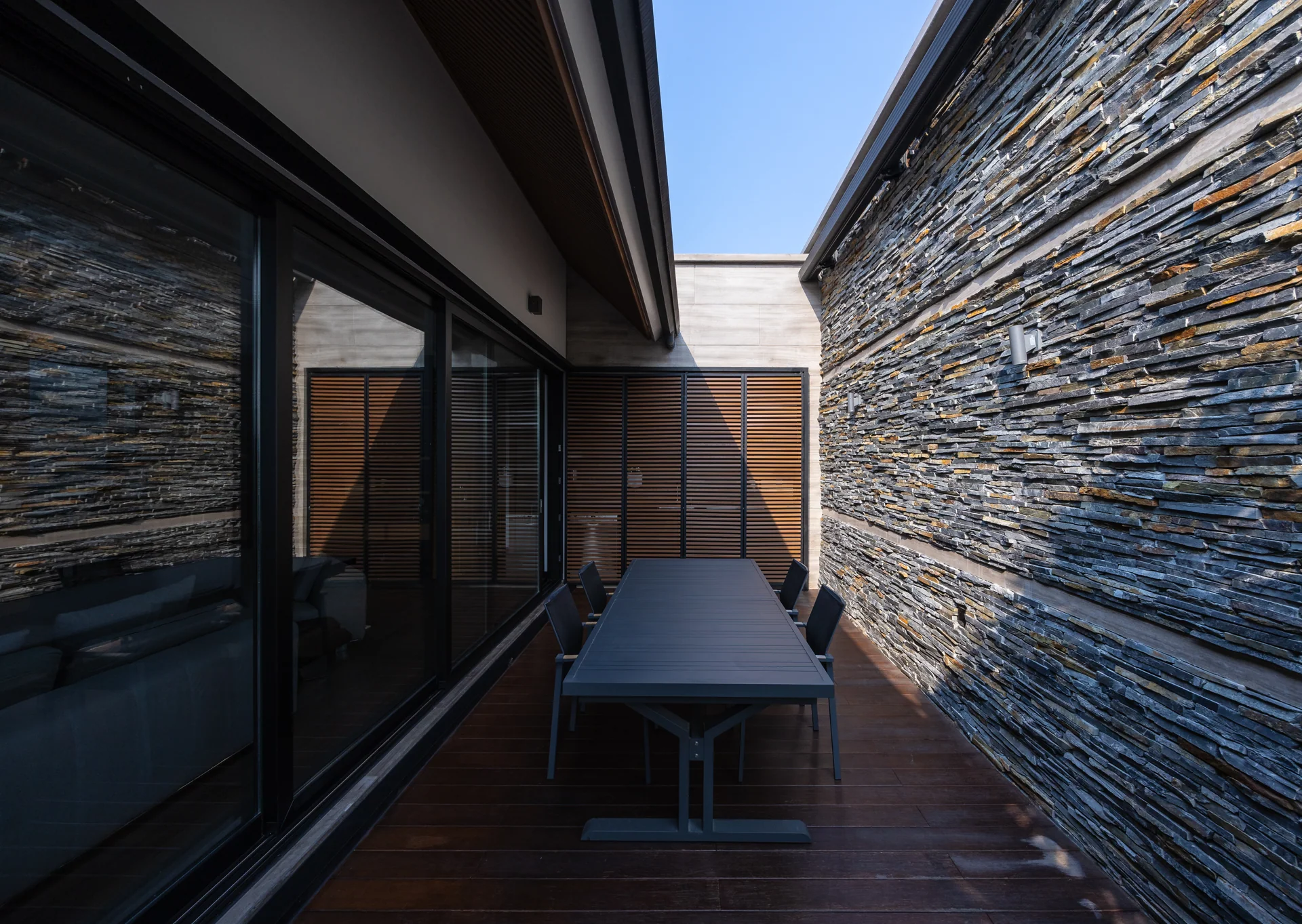 Lối đi giữa kính và tường đá — Villa 44