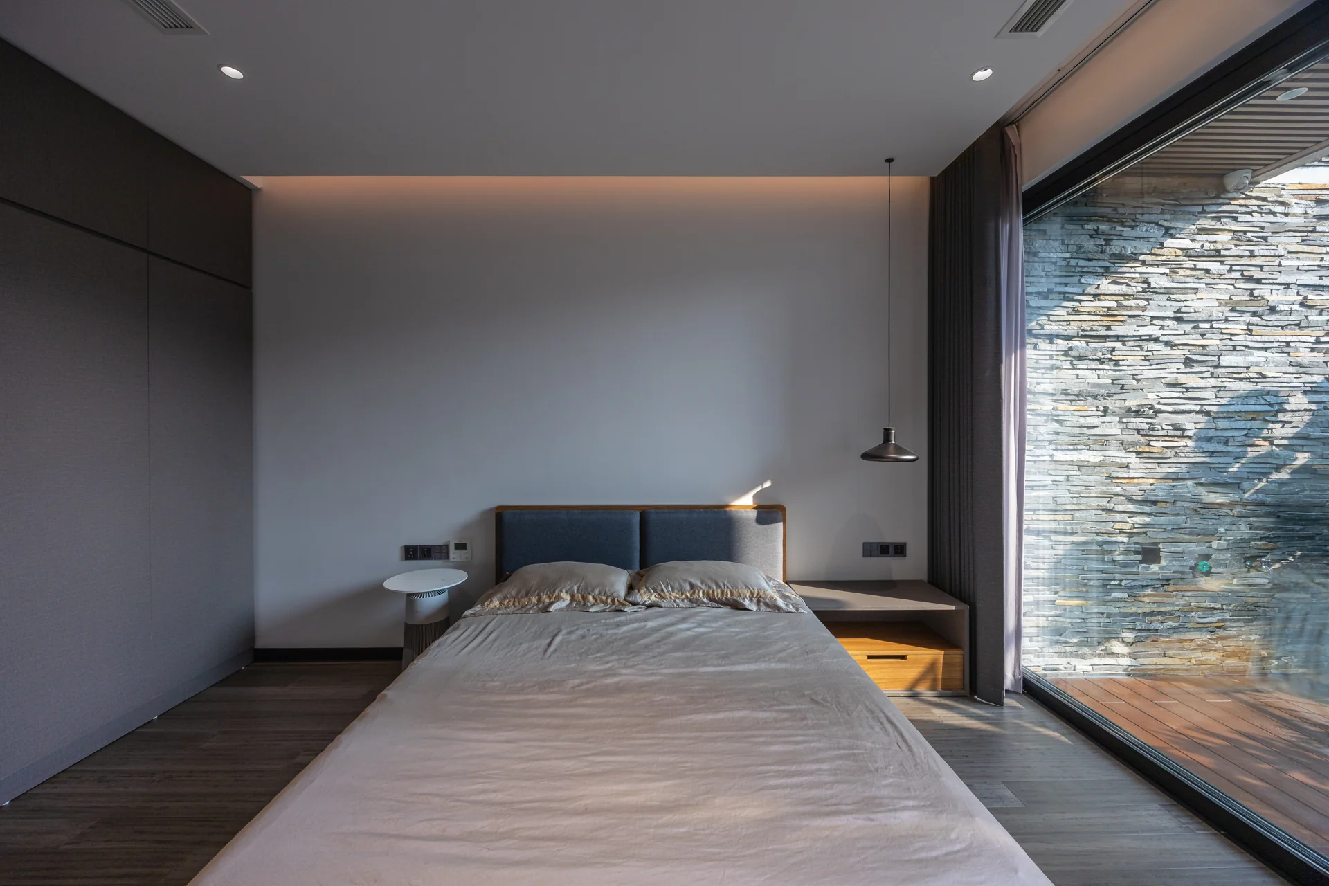 Phòng ngủ hướng về sân xanh — Villa 44
