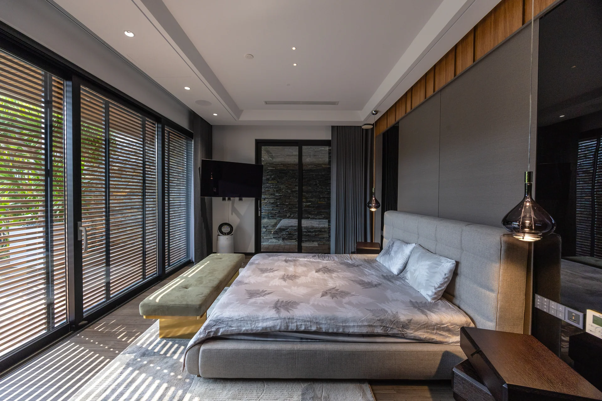 Phòng ngủ mở ra hiên — Villa 44