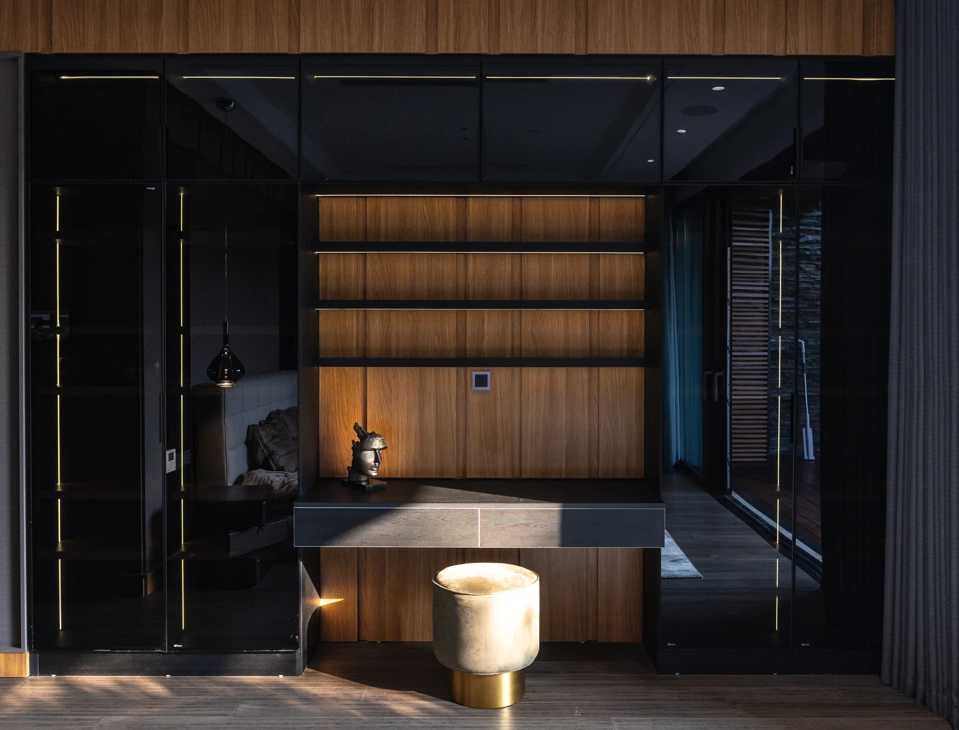 Chi tiết ánh sáng trong phòng thay đồ — Villa 44
