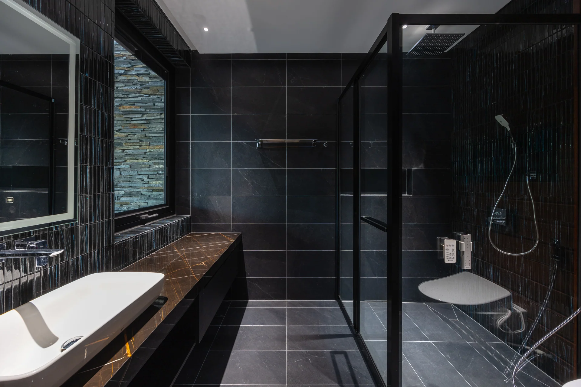 Phòng tắm với bề mặt đá tối màu — Villa 44