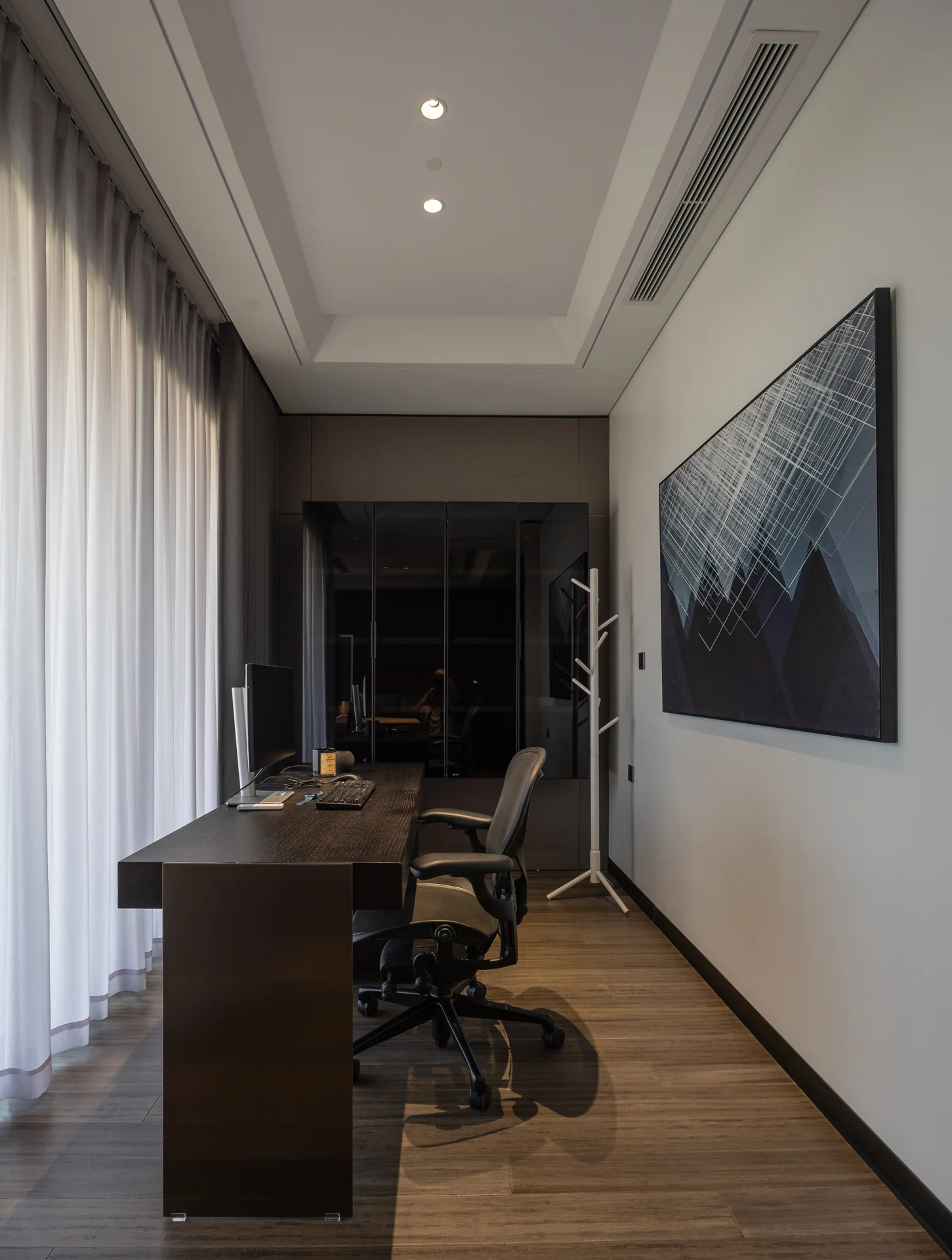 Góc làm việc cạnh cửa sổ — Villa 44