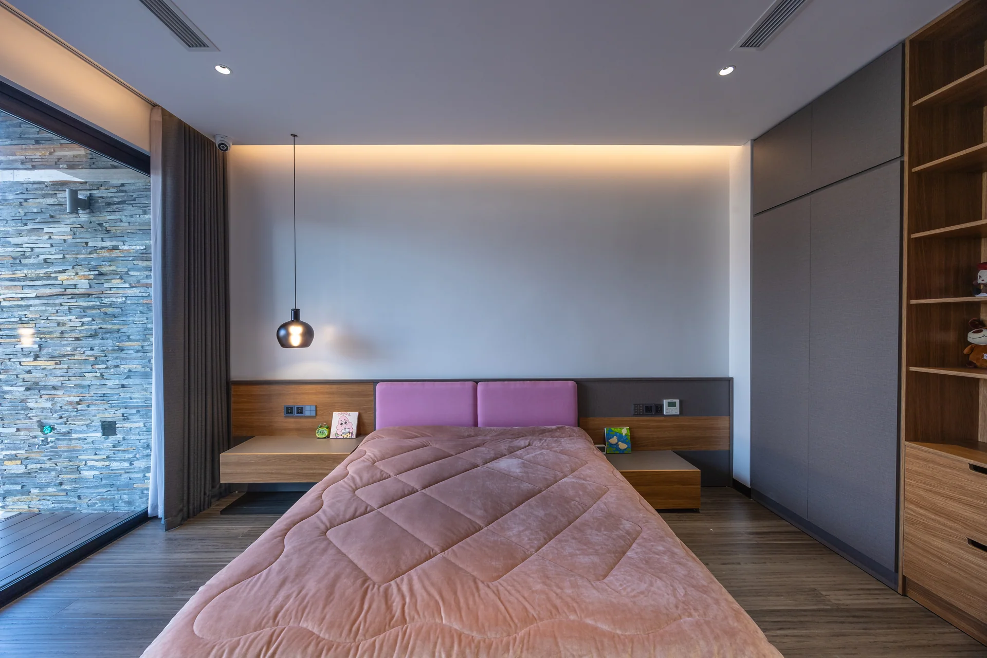 Phòng ngủ với ánh sáng bên cửa sổ — Villa 44