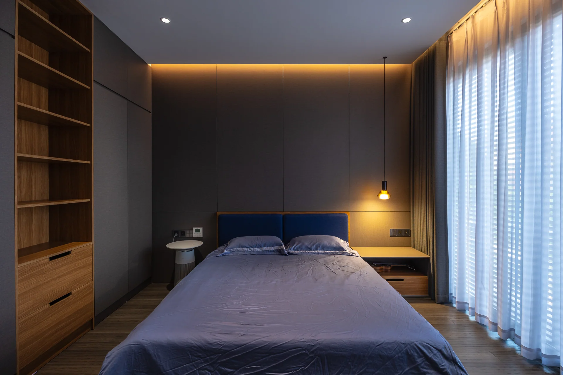 Phòng ngủ với ánh sáng gián tiếp trên trần — Villa 44