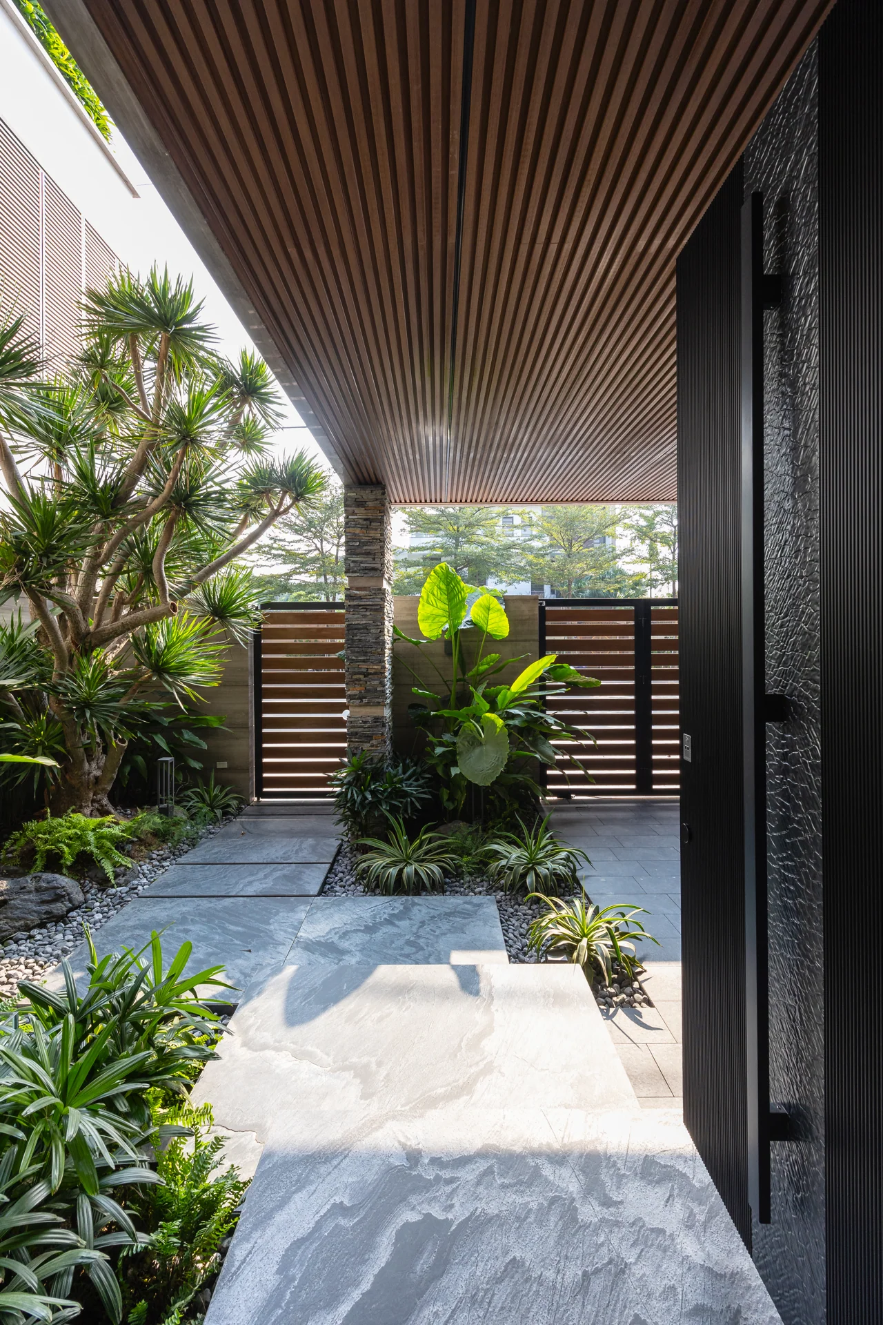 Lối vào nhìn qua những lớp hiên — Villa 44