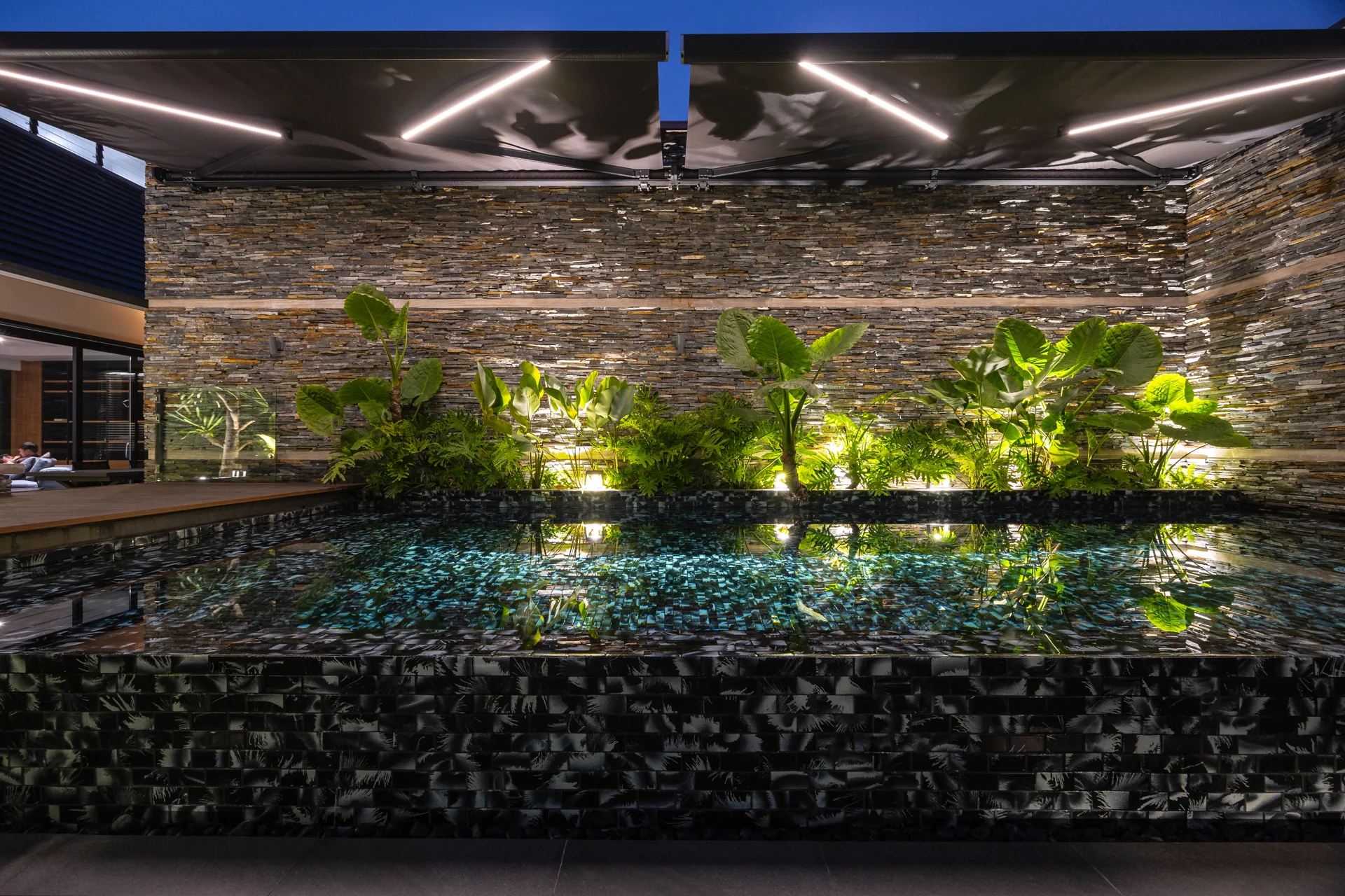 Hồ bơi với các lớp ánh sáng buổi tối — Villa 44