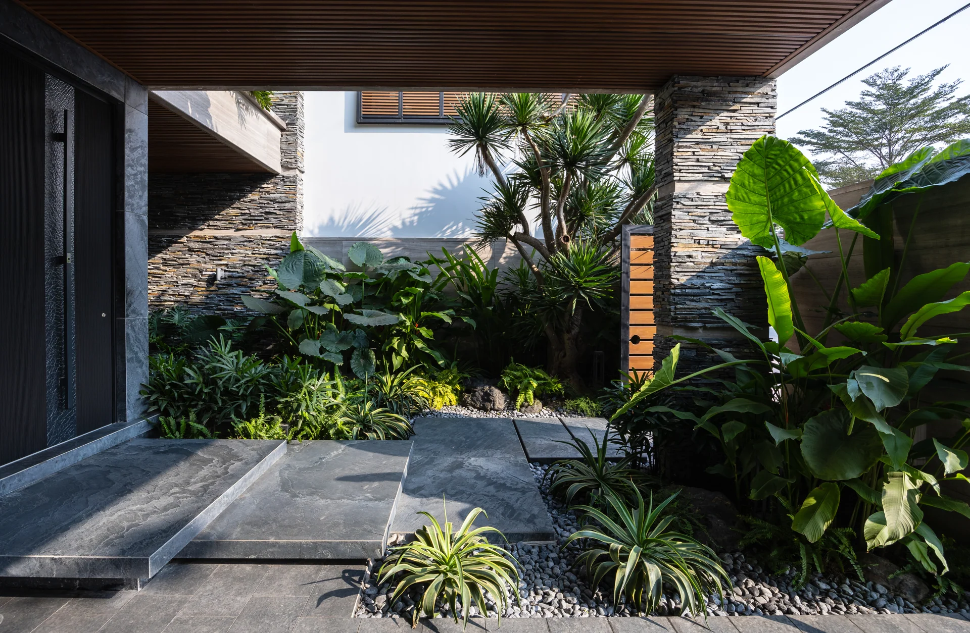 Khoảng sân giữa các khối nhà — Villa 44